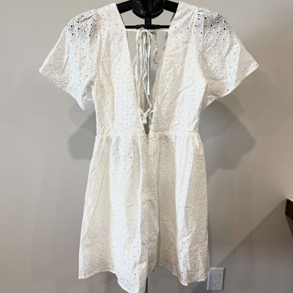 Le Lis White Embroider Deep V-Neck&Back W/Self-Tie Detail Dress Size Medium NWT - Picture 4 of 10